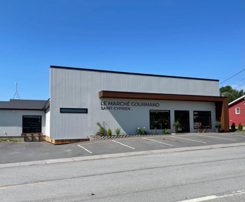 Un bâtiment blanc avec un panneau indiquant le marché courhand