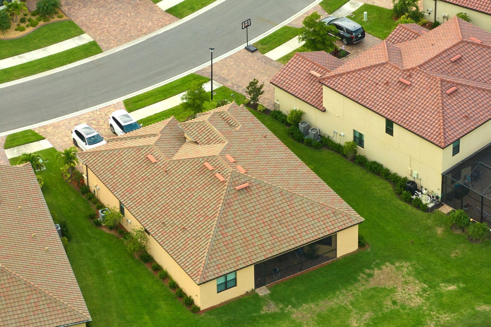 How Residential Roofing Contractors Handle Storm Damage Repairs