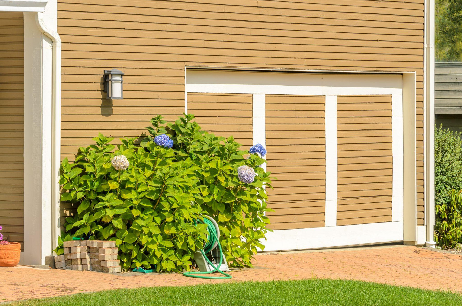 Siding Leaks in York County? Fast Fixes That Protect Your Home
