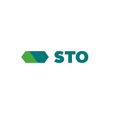 Logo : Texte STO stylisé vert et turquoise avec une forme en chevron verte et turquoise.