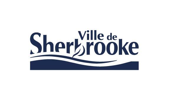 Logo de la ville de Sherbrooke : Texte bleu foncé « Ville de Sherbrooke » sur un motif de vague bleue.