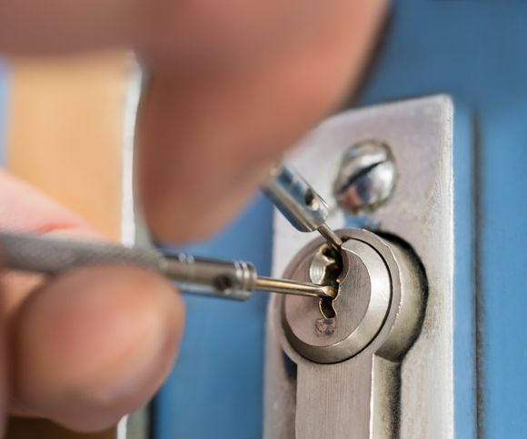 Lockpicker Fixing Door Handle At Home