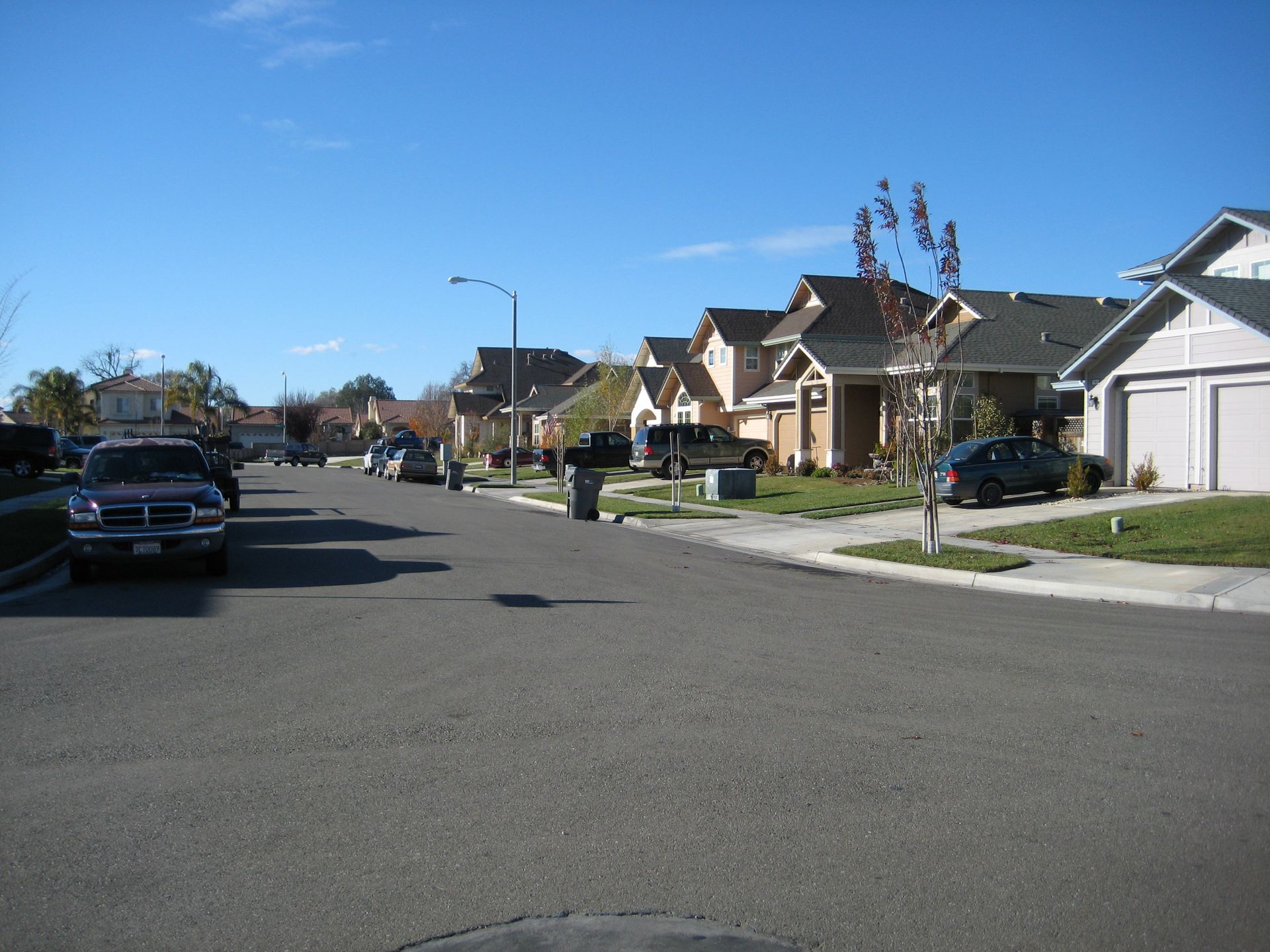 a row of houses are lined up on a residential street