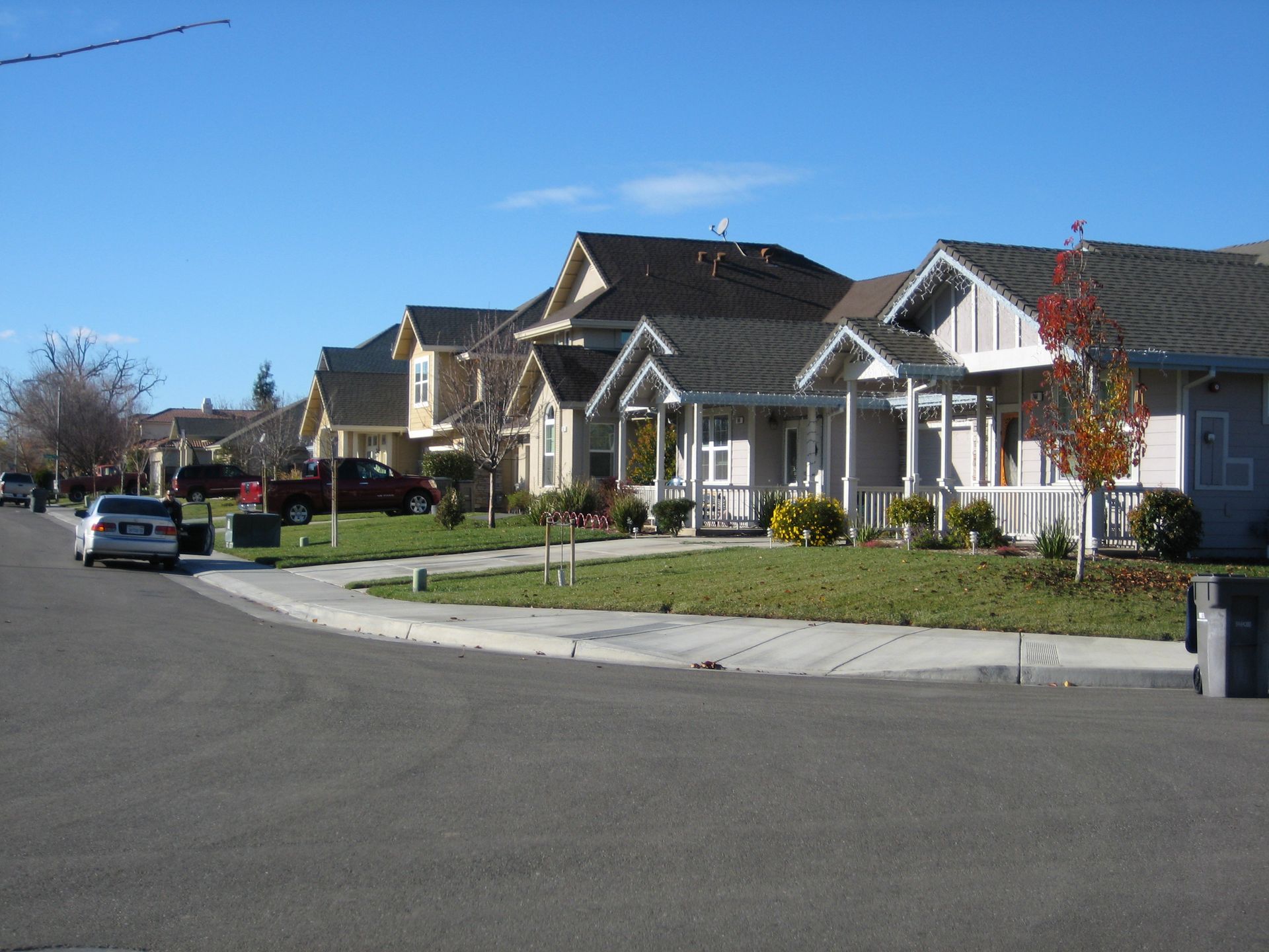 a row of houses are lined up on a residential street