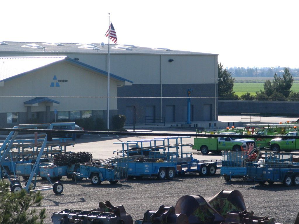 a lot of trucks are parked in front of a building