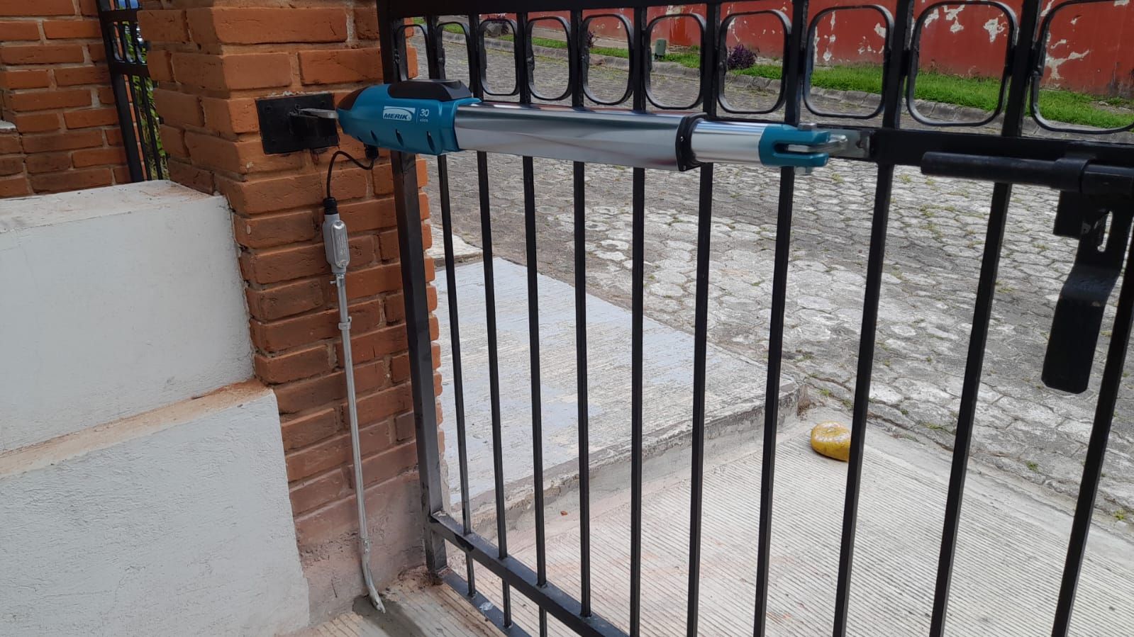PORTONES Y PUERTAS AUTOMÁTICAS BIT