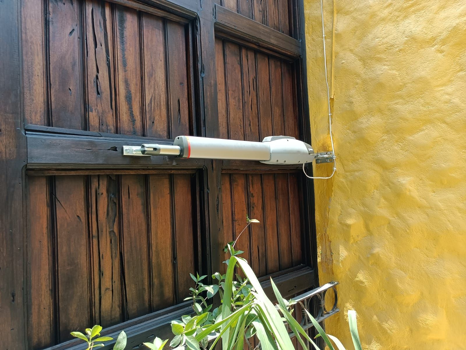 PORTONES Y PUERTAS AUTOMÁTICAS BIT
