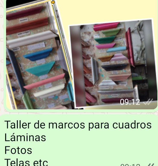 Muestras de molduras de marcos de fotos coloridos expuestas para la venta, además de algunos textos.