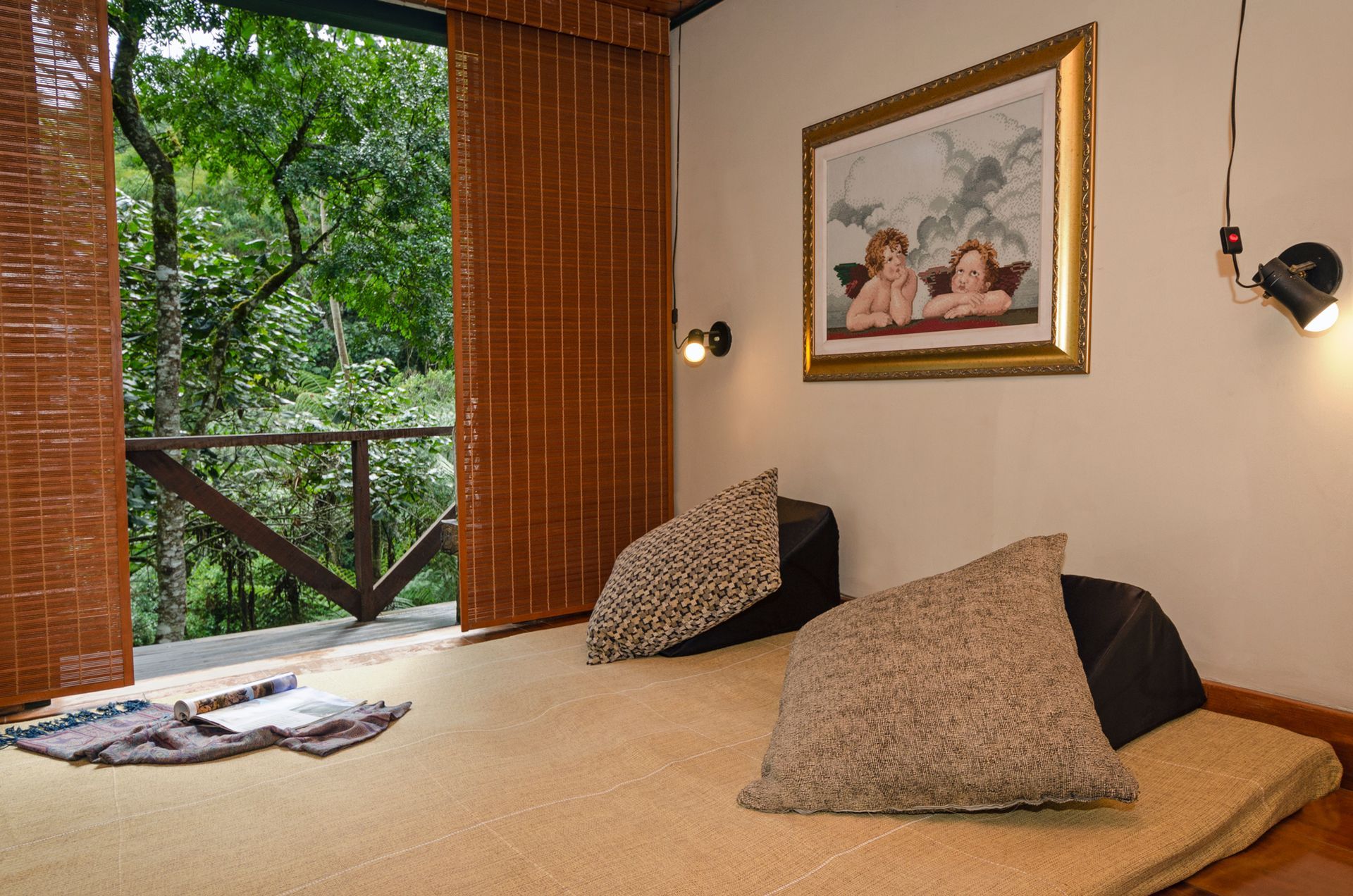 Um quarto com uma cama e um quadro na parede