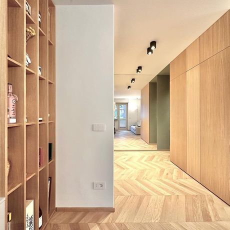 Corridoio moderno con scaffalature in legno a muro