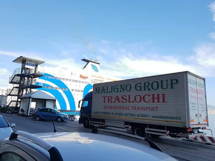 camion di azienda di trasporti vicino a un traghetto