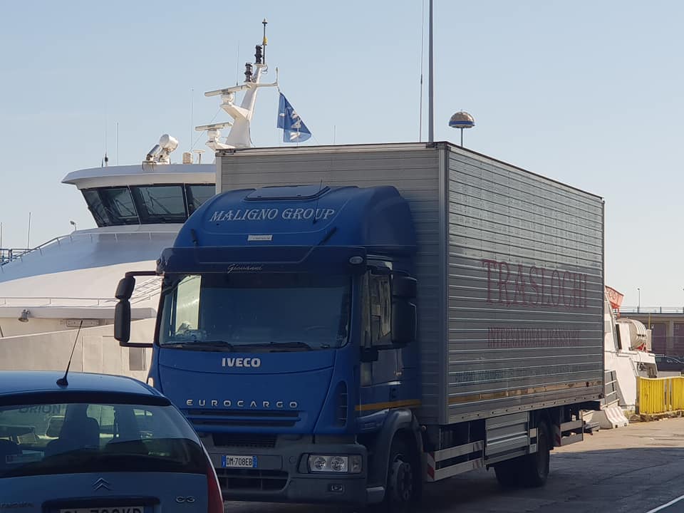 camion blu per traslochi