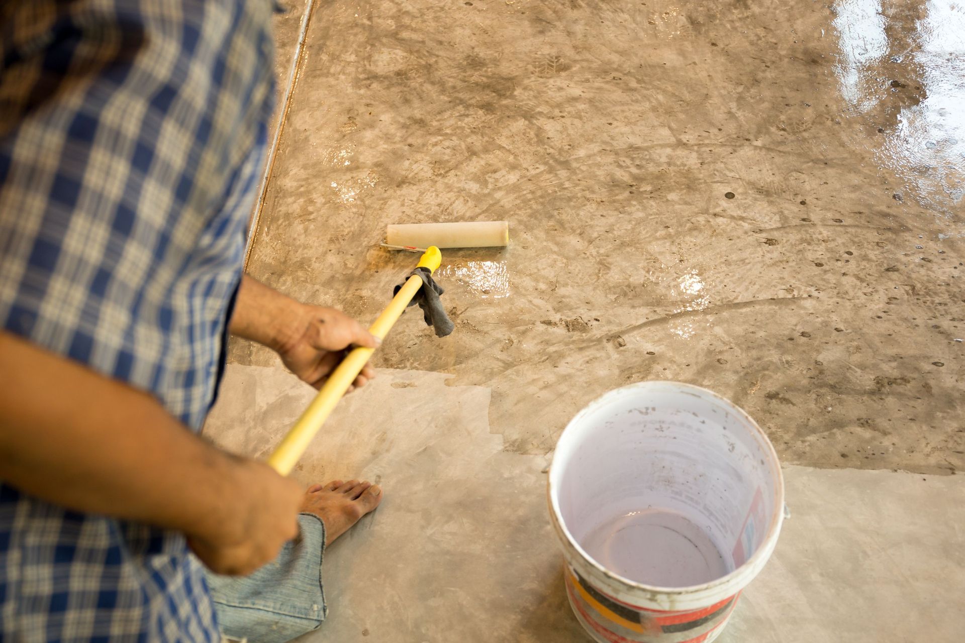 work urethane concrete floors using roller