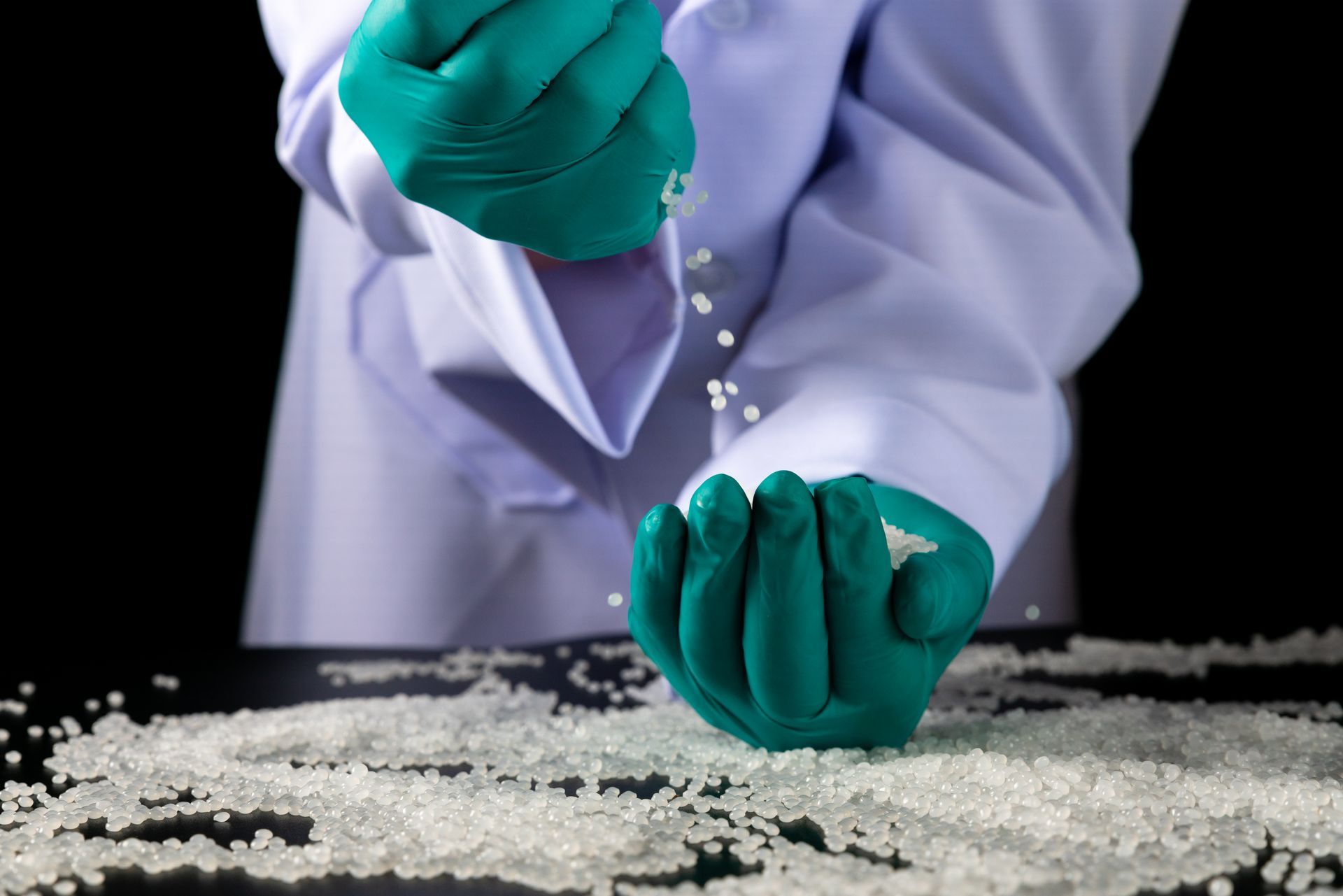 Scientifique tenant une boîte de Petri contenant des polymères dans un laboratoire de recherche pour le développement de produits chimiques