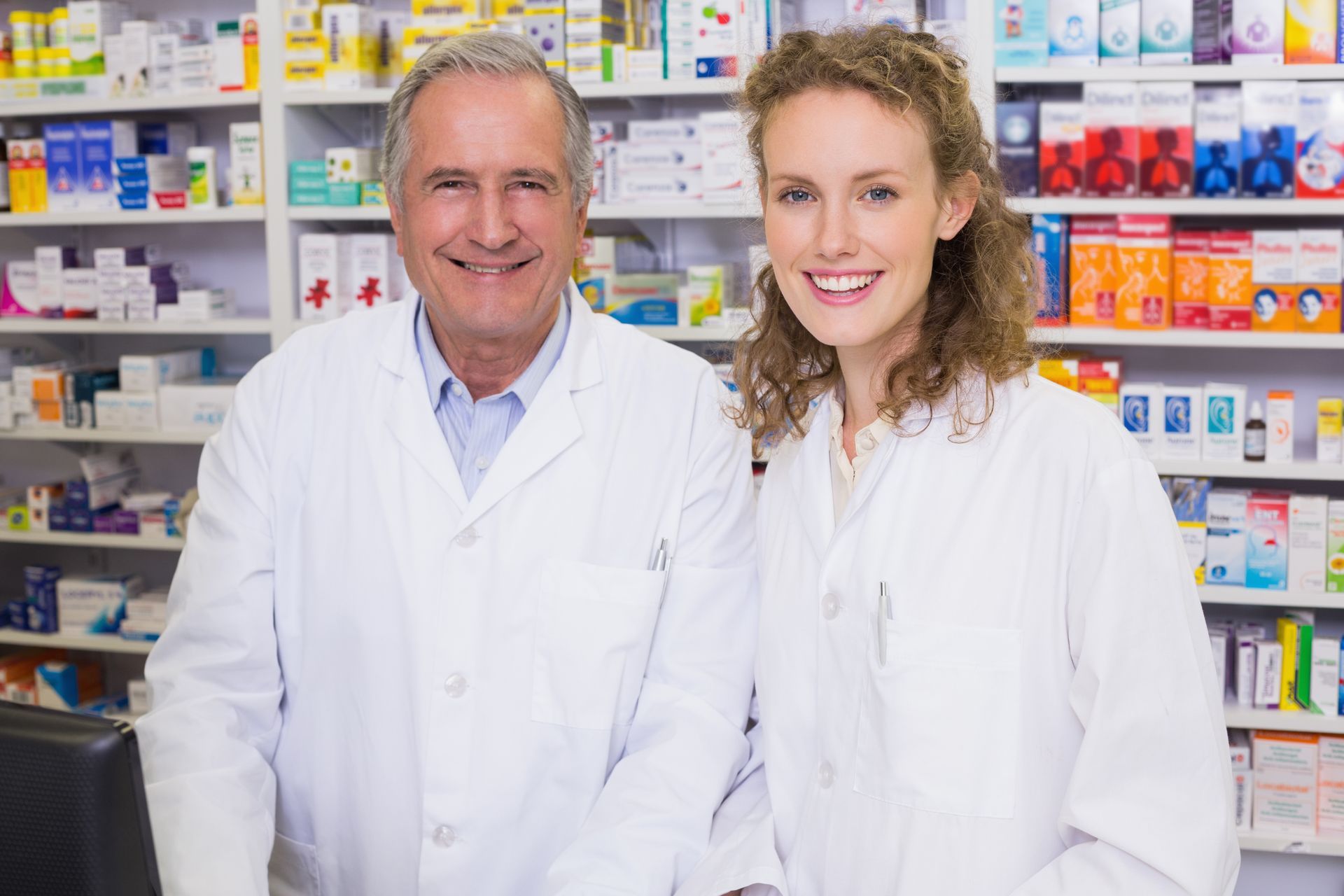 Pharmaciens souriants Deux pharmaciens souriants et regardant la caméra