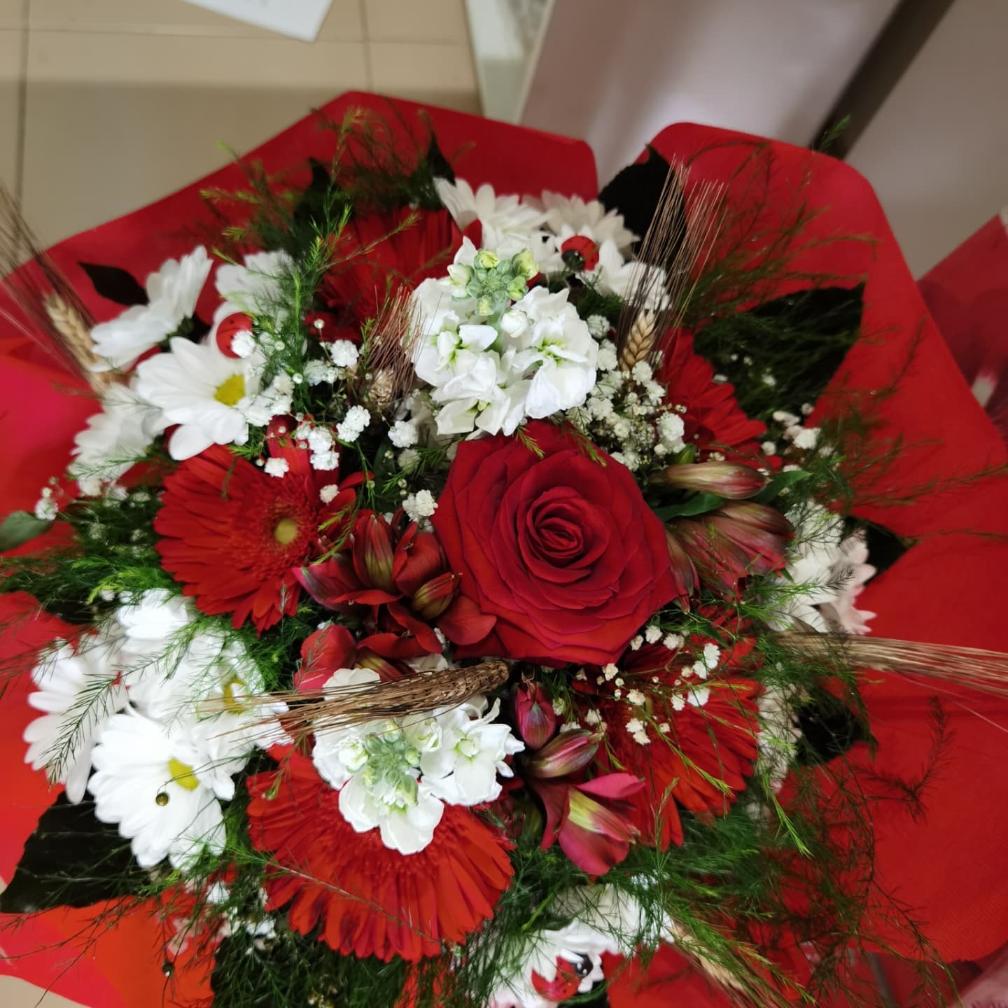 mazzo rose e margherite