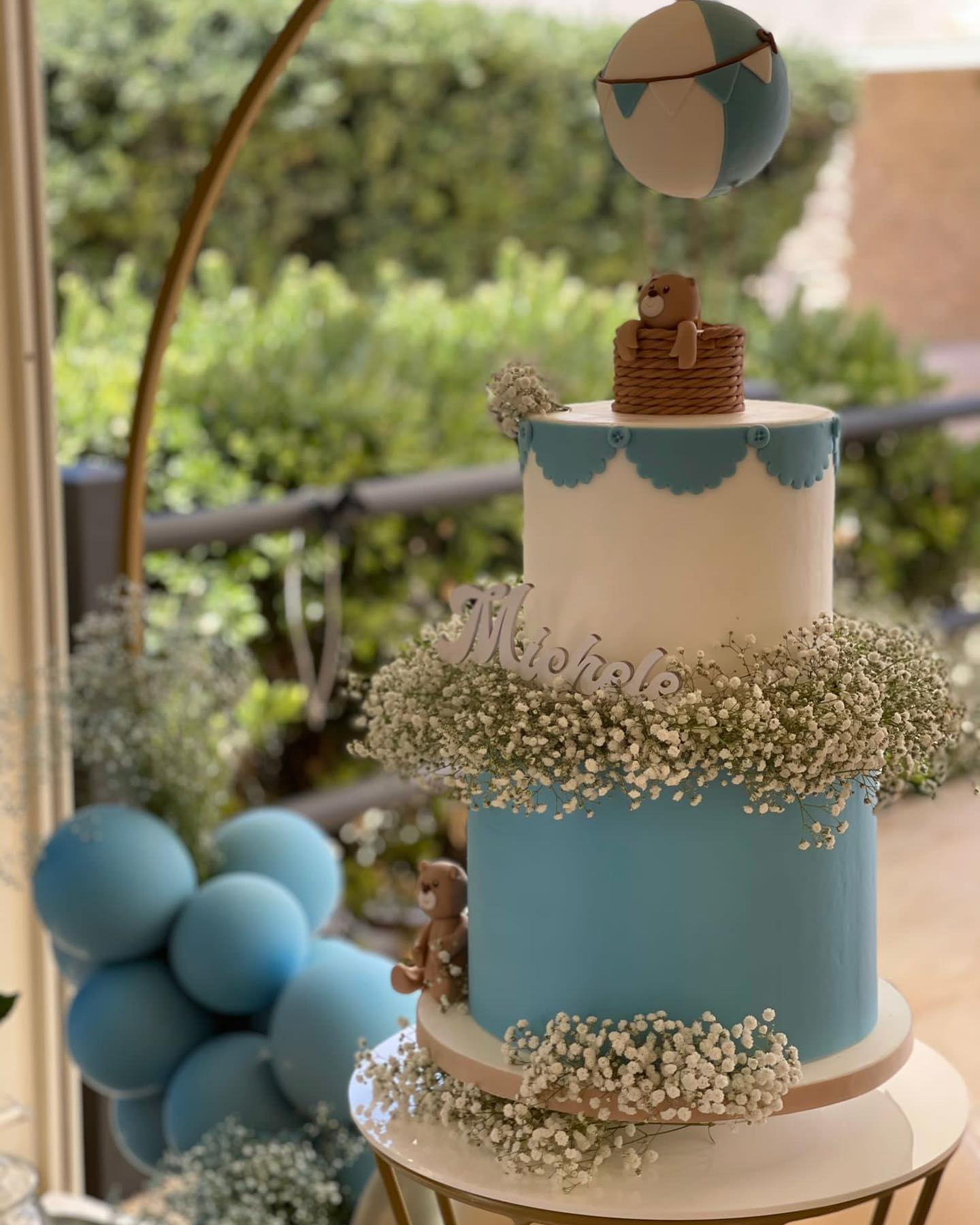 allestimento torta con fiori