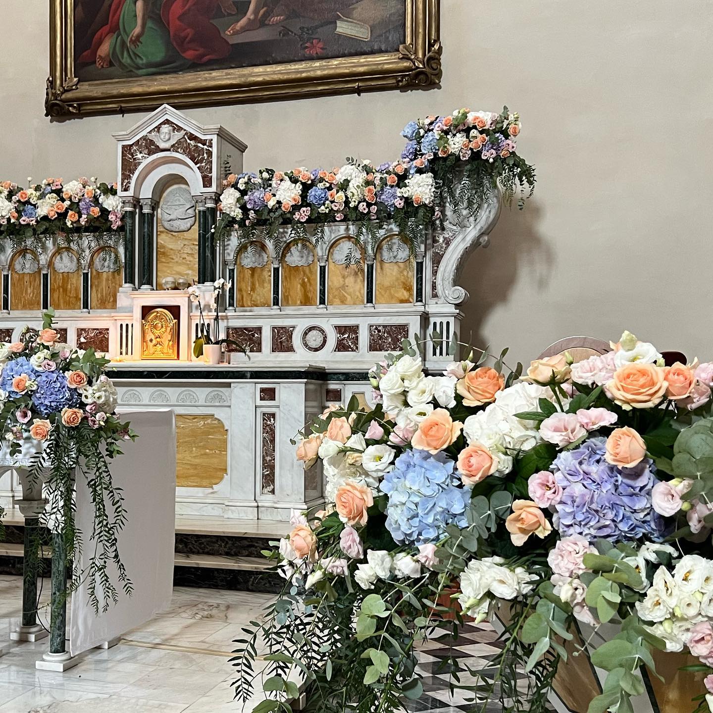addobbi floreali altare chiesa
