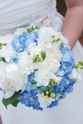 bouquet sposa con fiori bianchi e blu