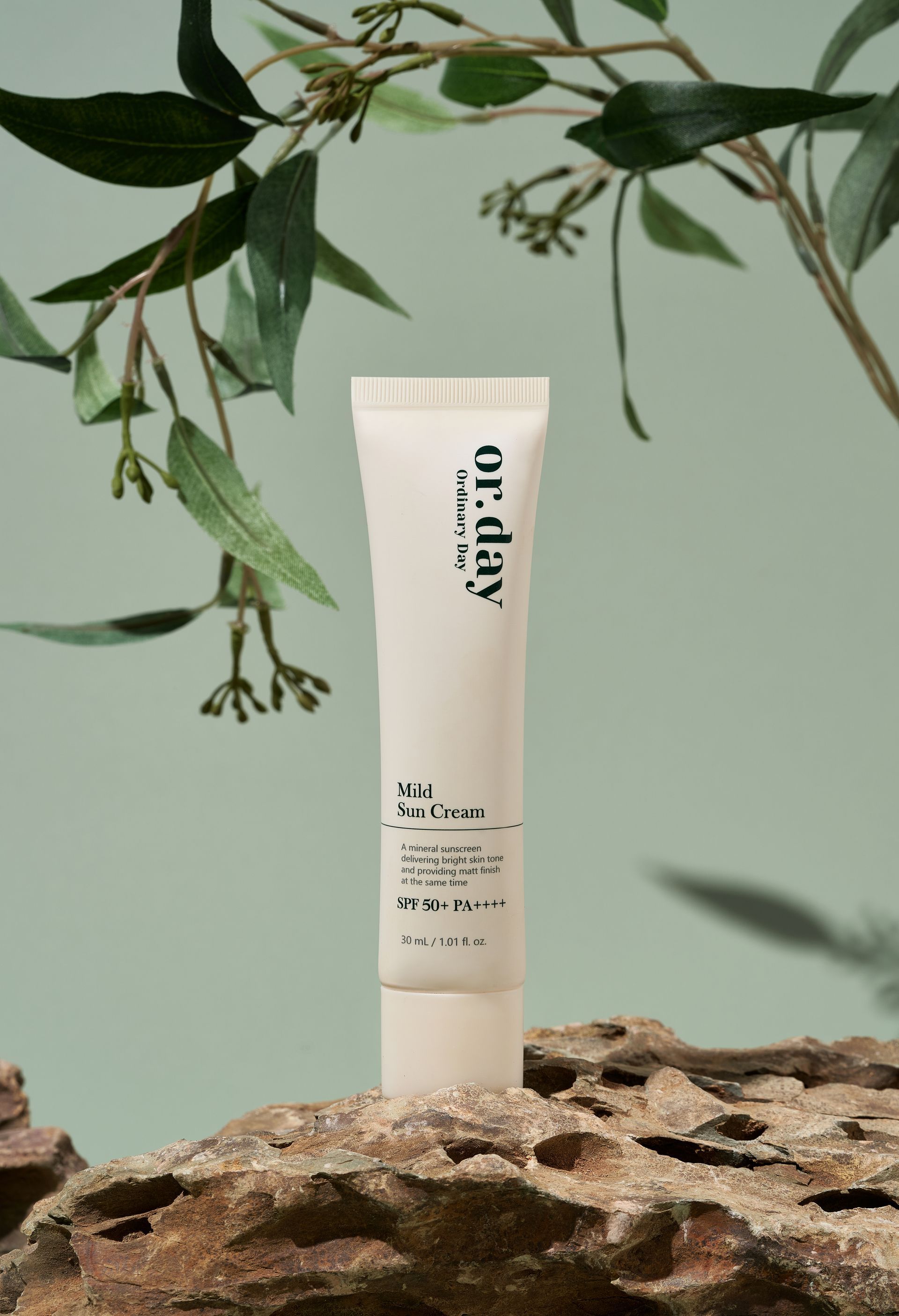 防曬管上印有中英文“SPF50+”和“Or.day”，並顯示“溫和防曬霜”及相關功效。