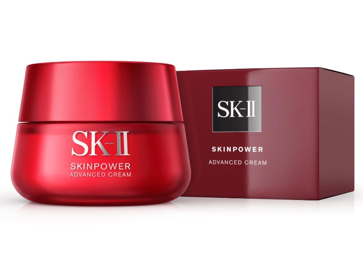 白色表面上有紅色 SK-II Skinpower Advanced Cream 罐和盒子。