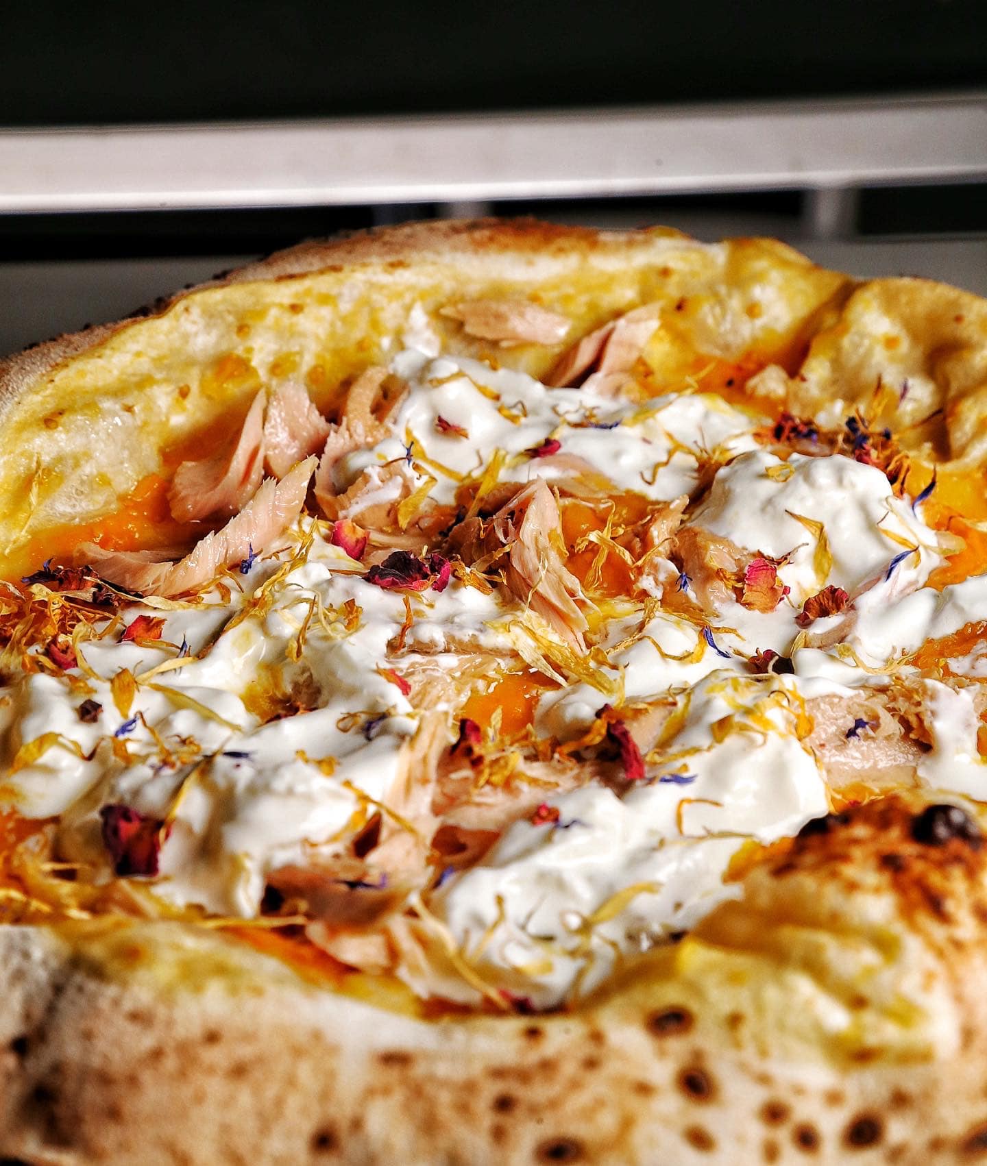 pizza con condimenti vari