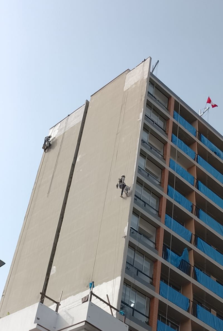 Equipo de trabajos verticales en fachada de edificio en Lima
