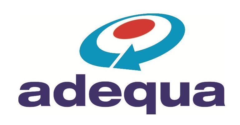 Logotipo de Adequa: flecha circular azul con centro rojo, sobre la palabra “adequa” en azul oscuro.