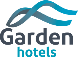 Logotipo de Garden Hotels: diseño de cinta azul encima de la palabra 