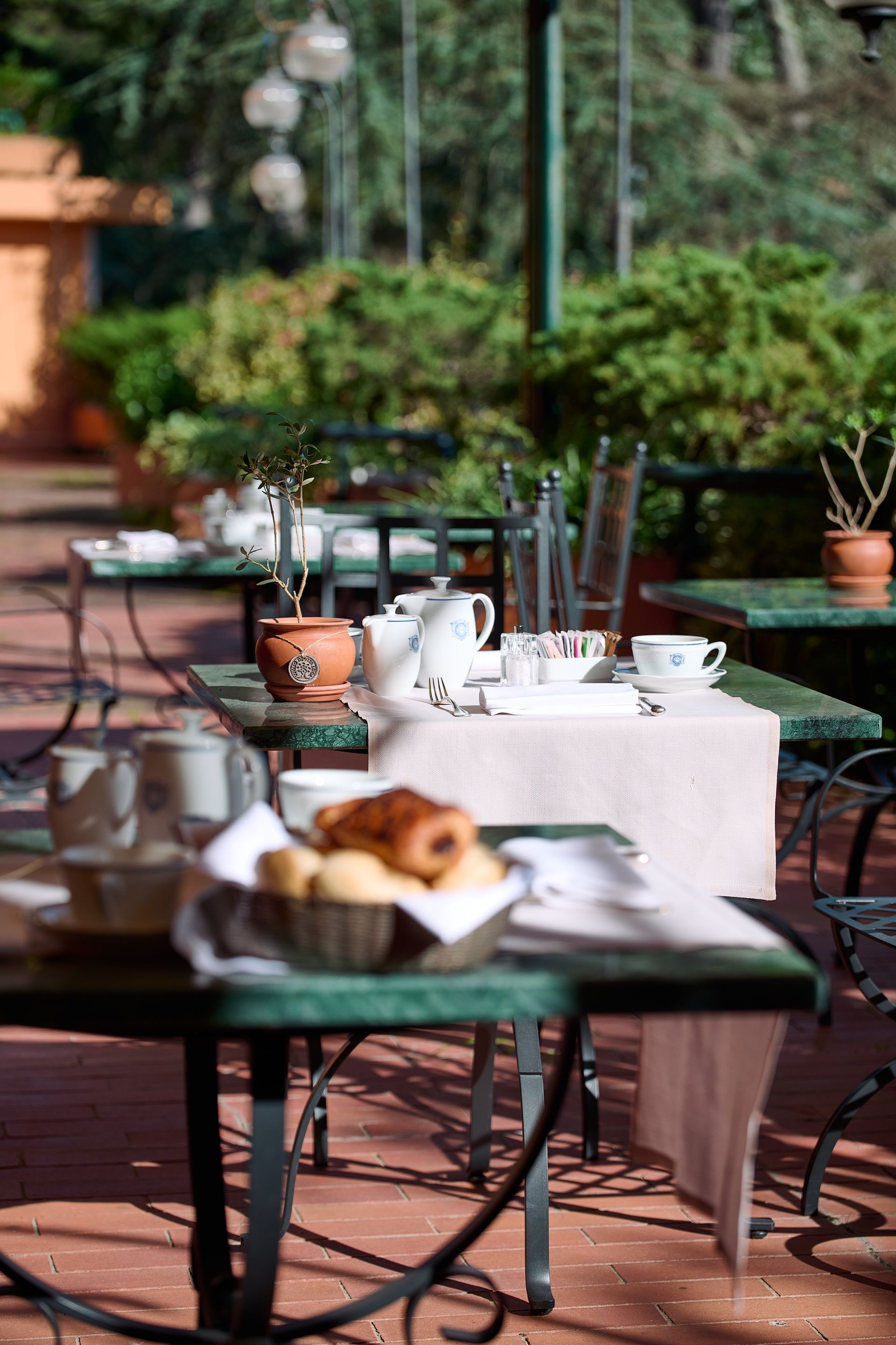 Стол с корзиной хлеба и круассанами на нем