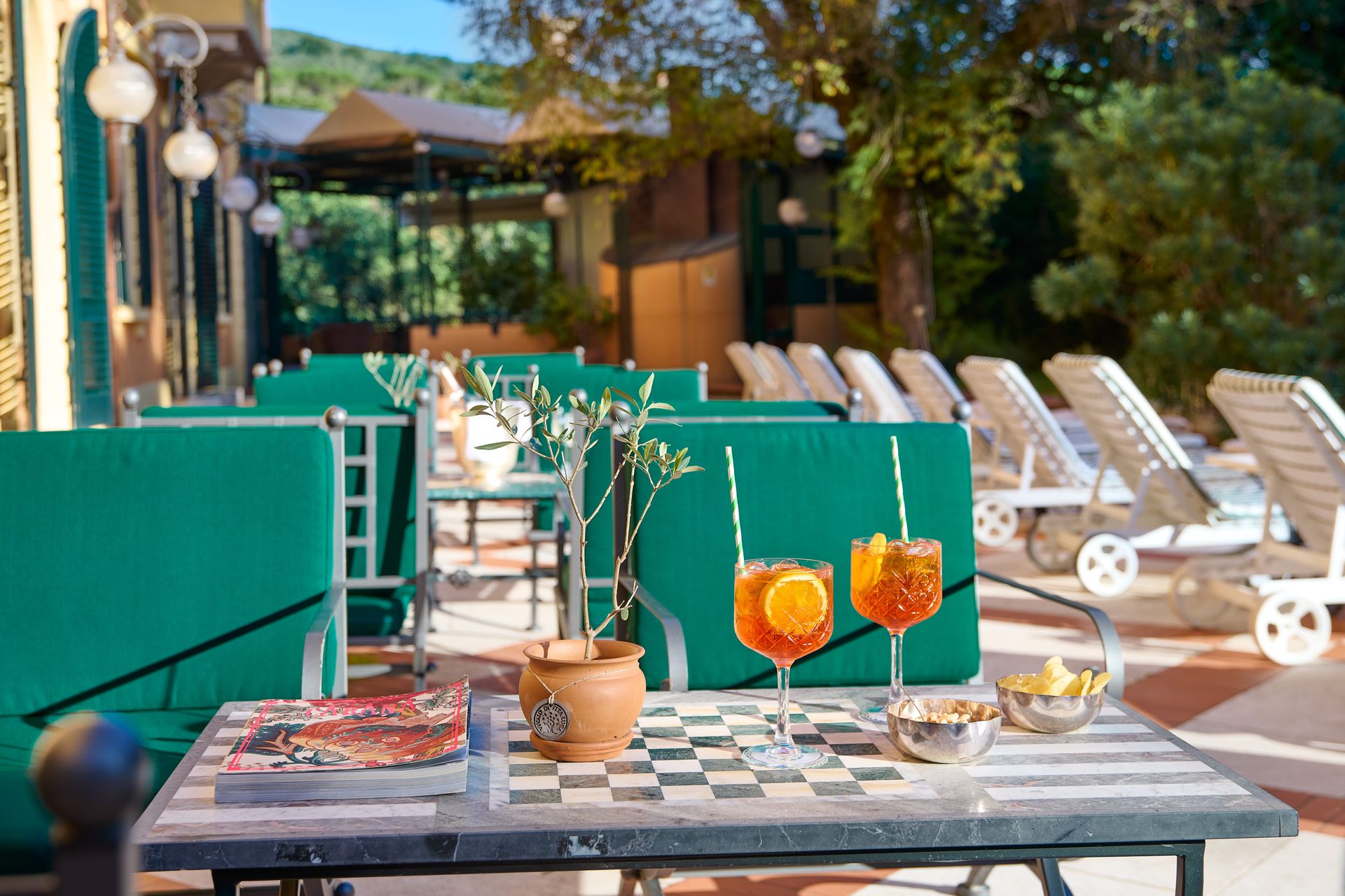 Стол с двумя напитками и шахматной доской на нем