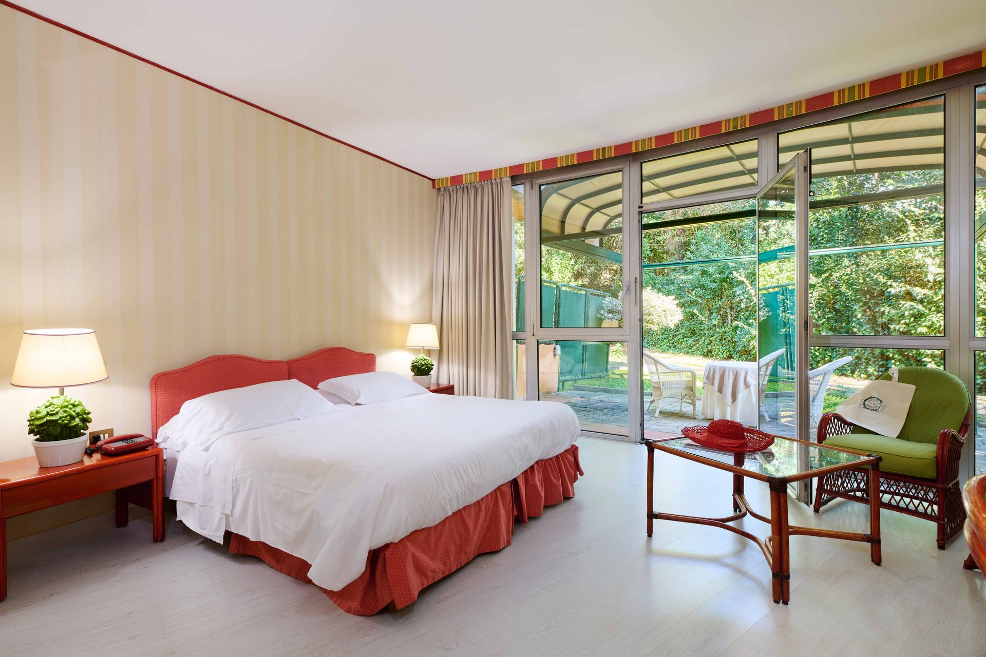 Гостиничный номер с большой двуспальной кроватью и столом