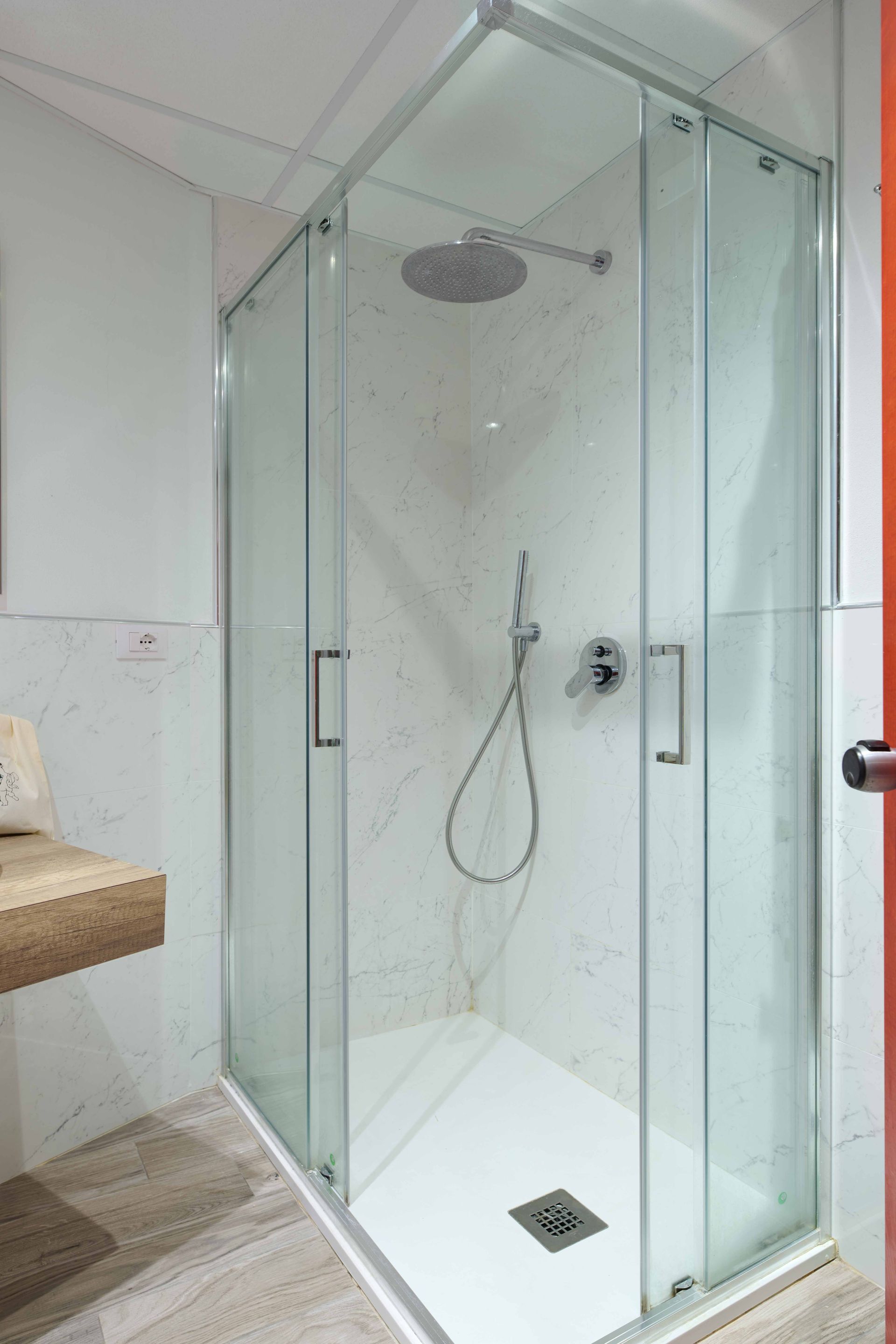 Ванная комната с душевой кабиной и раковиной.