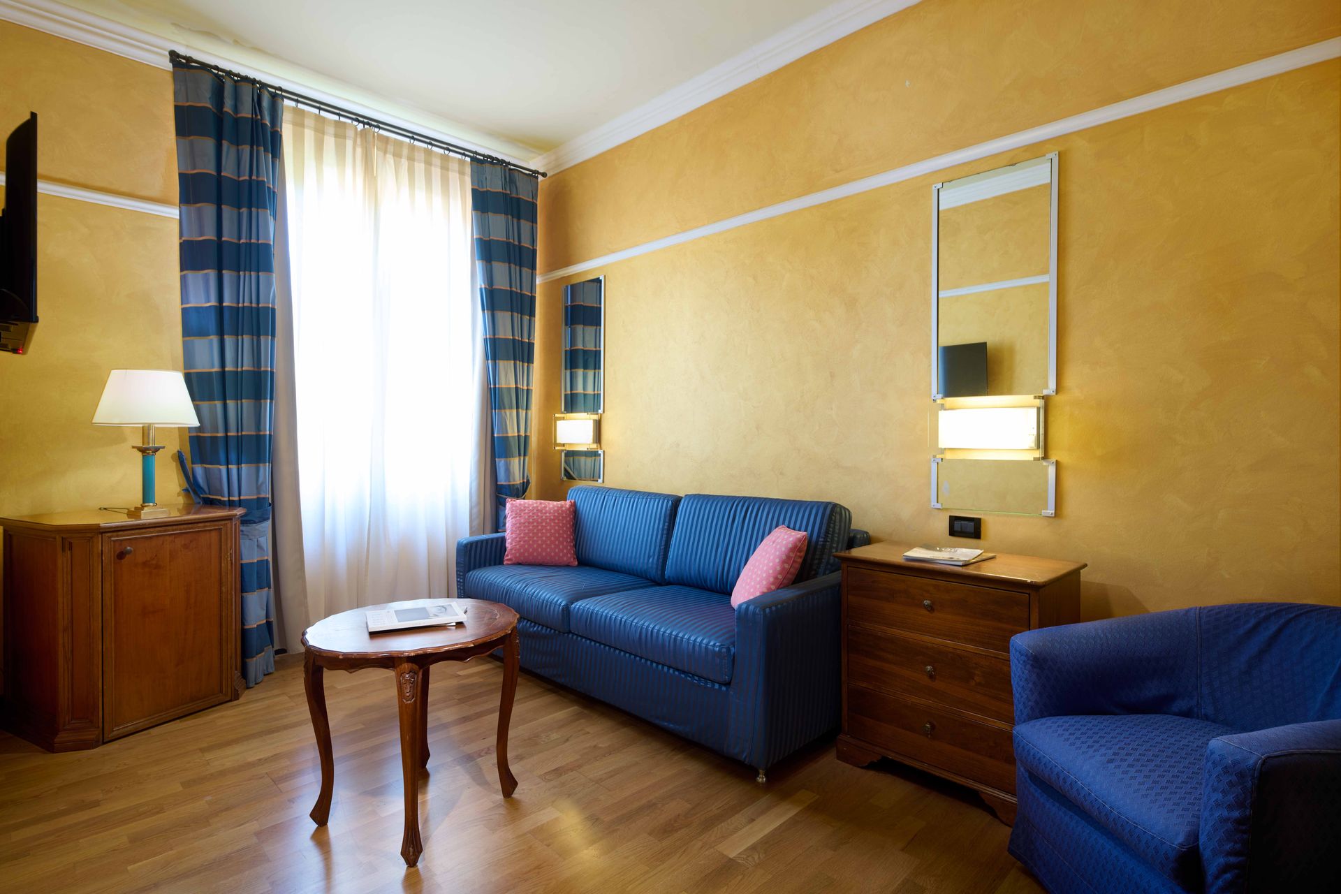 Гостиная с синим диваном и синим стулом