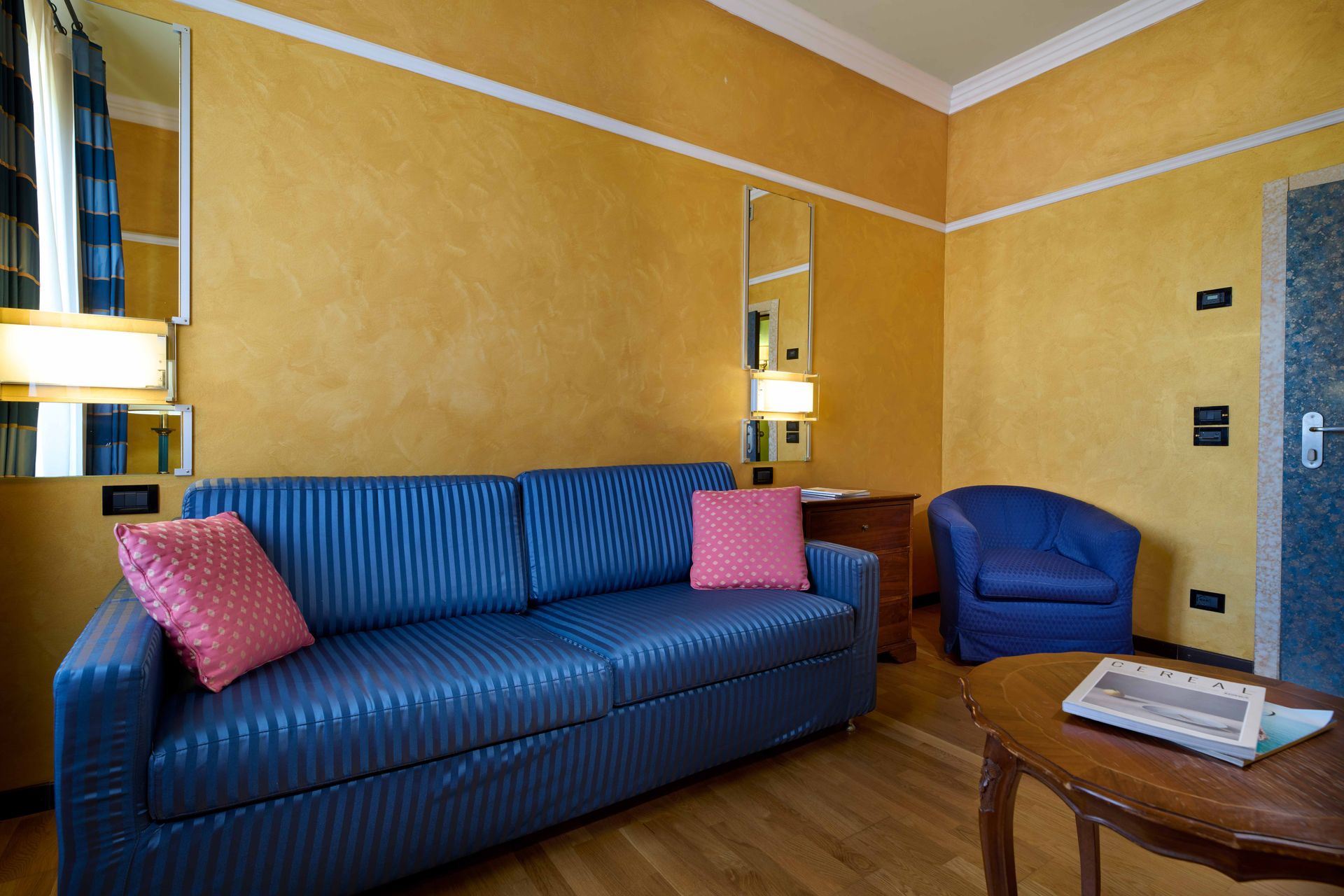 Гостиная с синим диваном и синим стулом