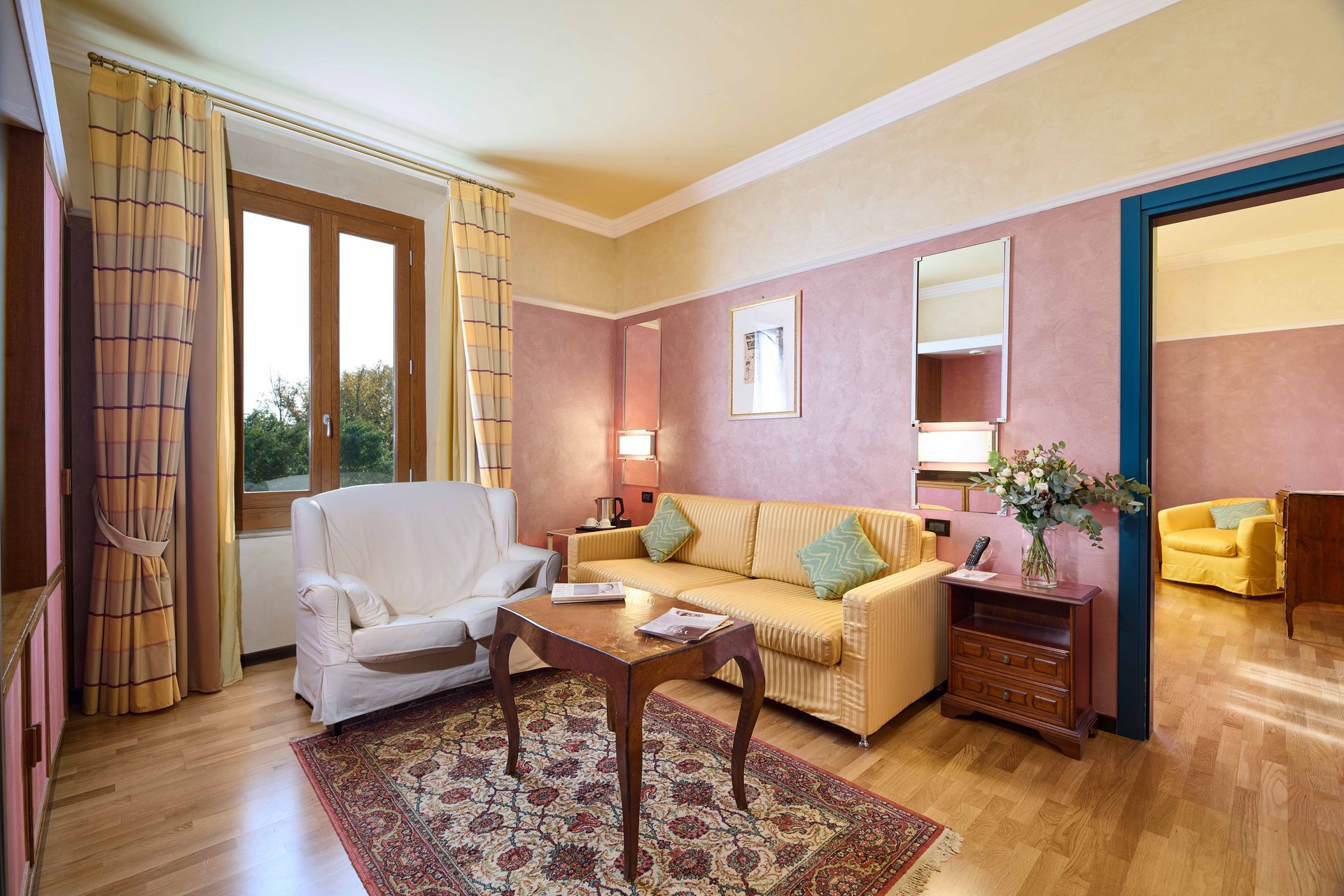 Гостиная с диваном, креслами и столом