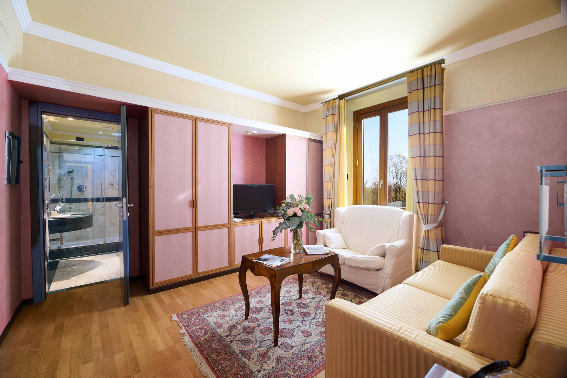 Гостиная с диваном, креслом и журнальным столиком