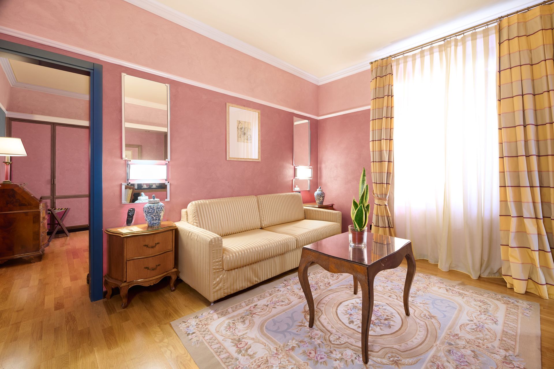 Гостиная с диваном и журнальным столиком