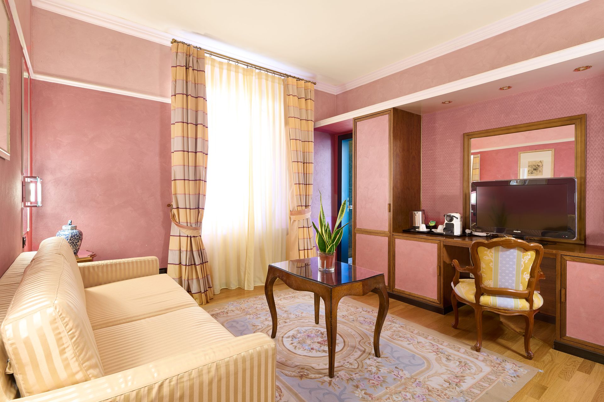 Гостиная с диваном, столом и телевизором