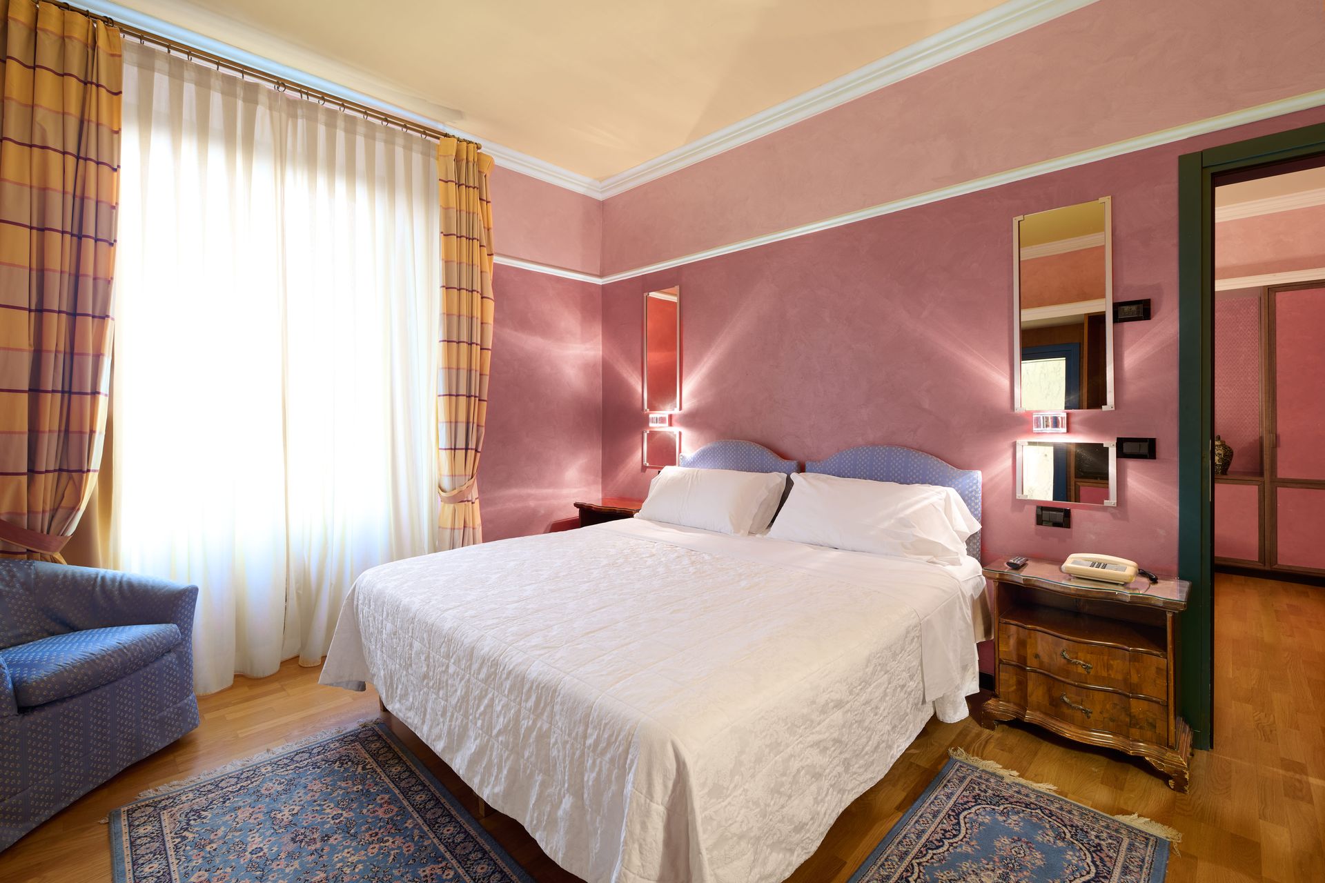 Гостиничный номер с большой кроватью и диваном