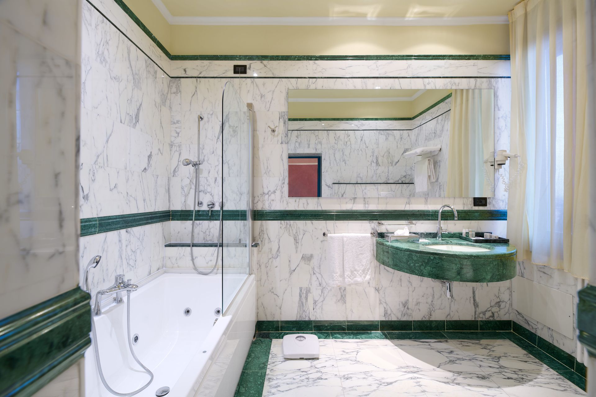 Ванная комната с джакузи и раковиной