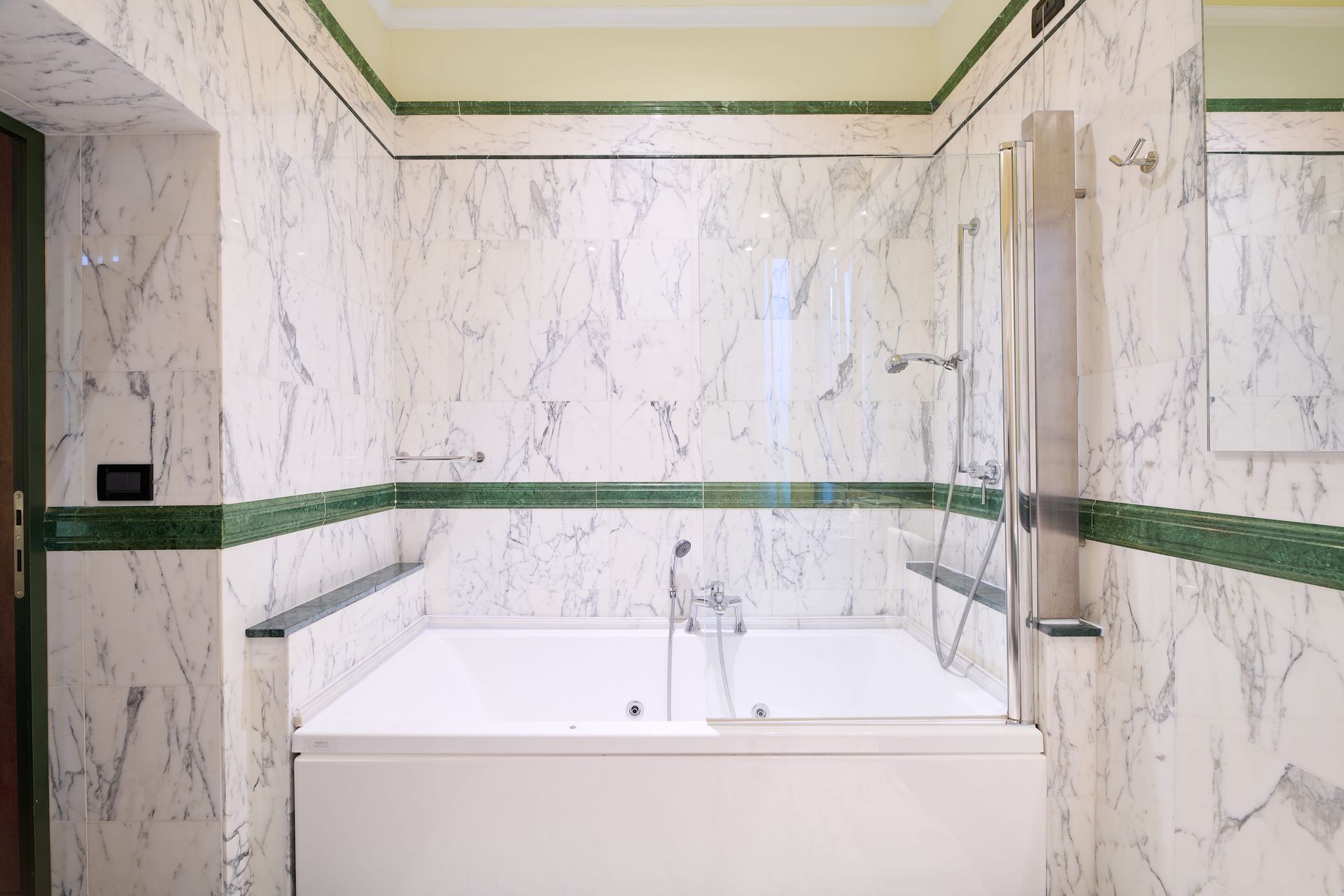 Ванная комната с ванной и душем.