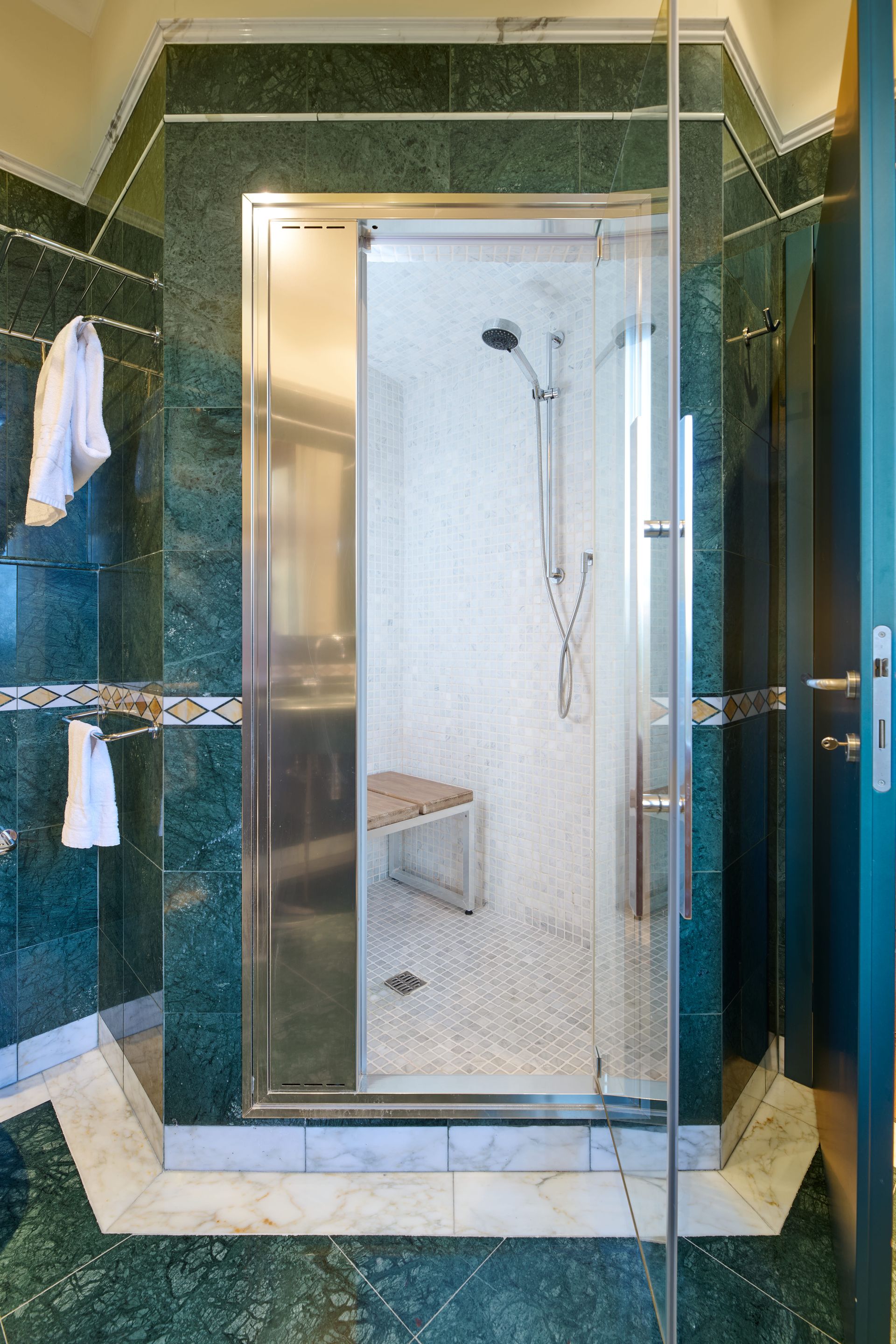 Ванная комната с зеленой плиткой и душевой кабиной