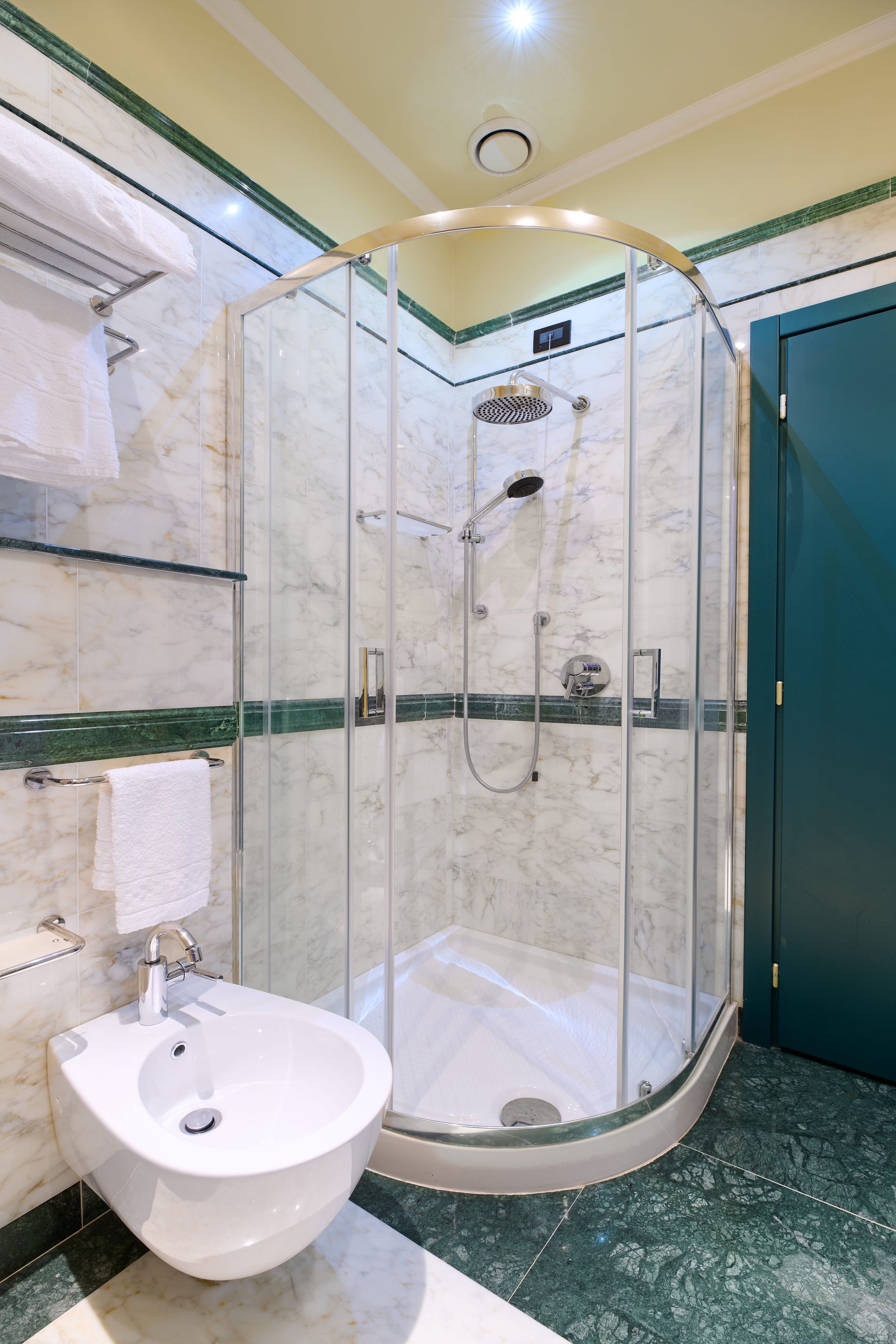 Ванная комната с туалетом, биде и душевой кабиной.