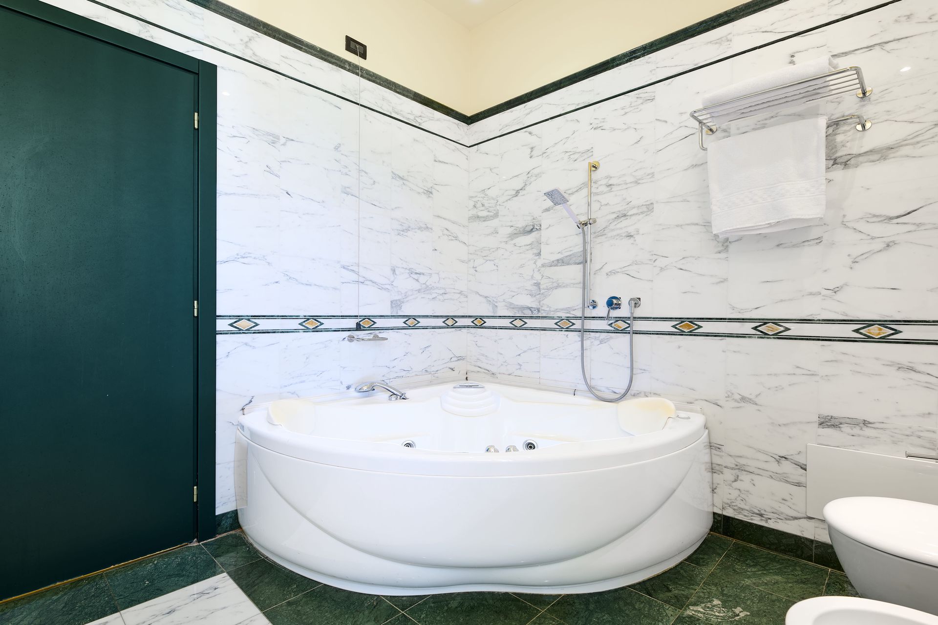 Ванная комната с джакузи и туалетом.