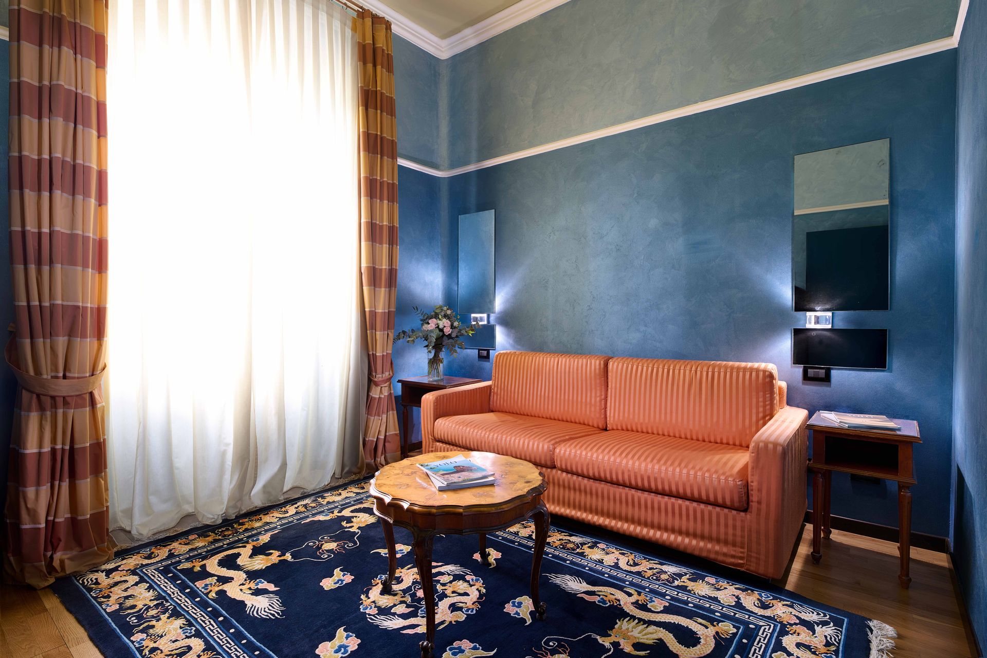 Гостиная с диваном и ковром