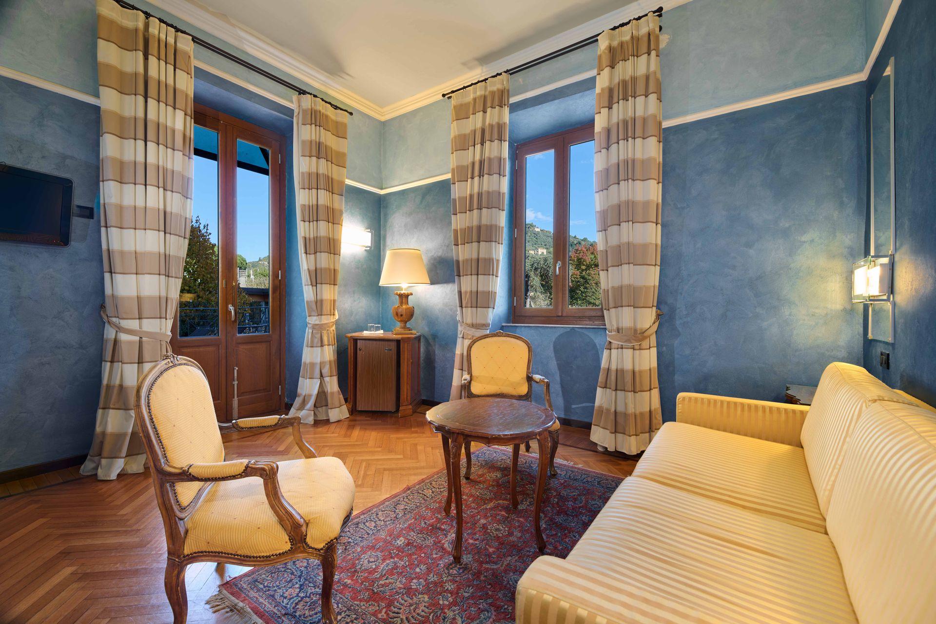 Гостиная с диваном, стульями и столом