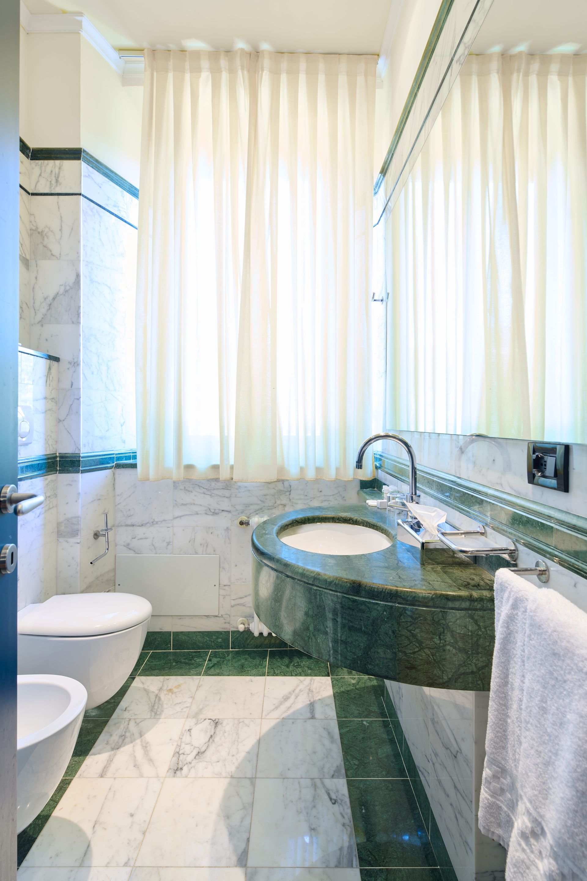 Ванная комната с туалетом, раковиной и зеркалом