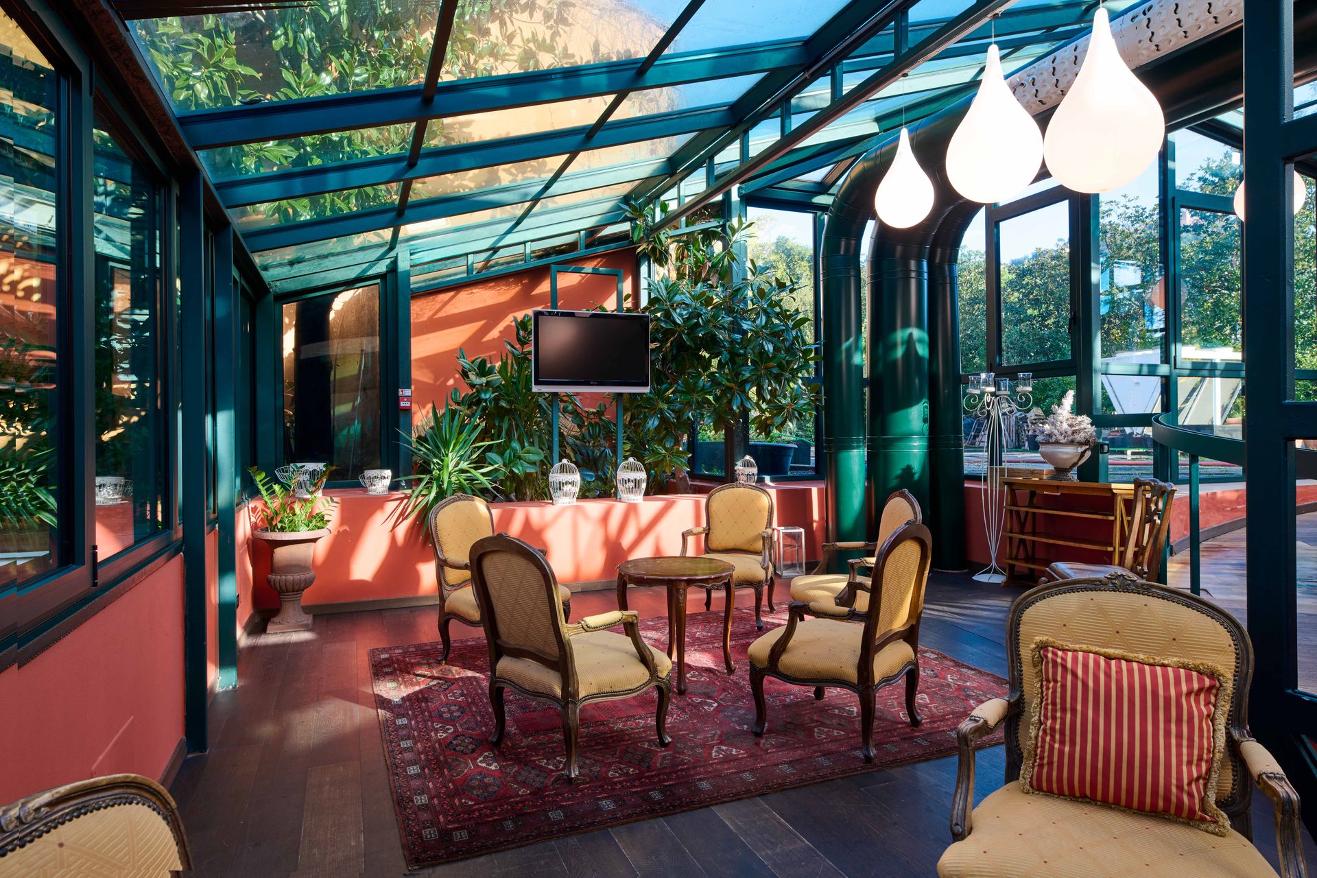 Комната со множеством стульев и столов