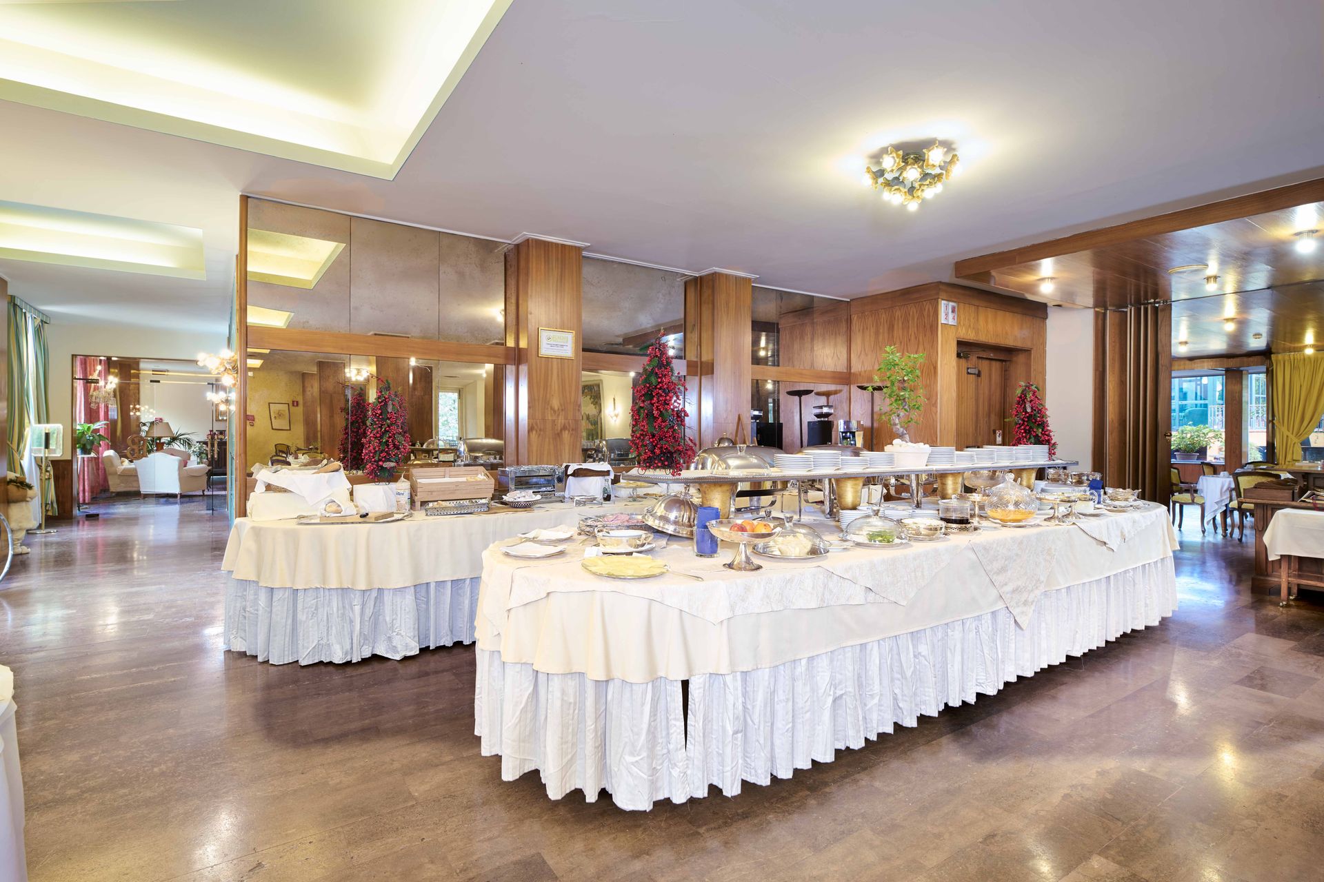 В центре комнаты стоит длинный фуршетный стол.